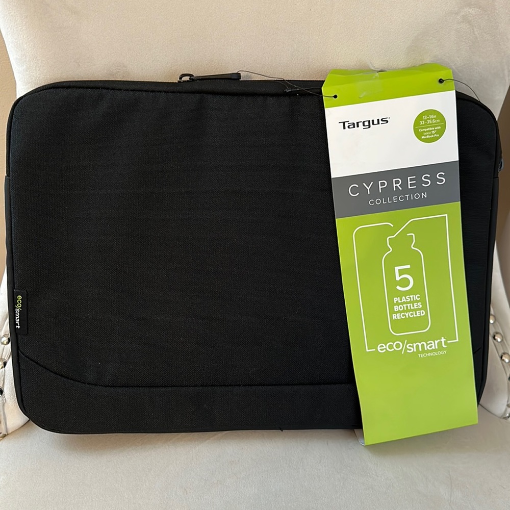 NWT Teague Cypress collection Laptop sleeve. Black.